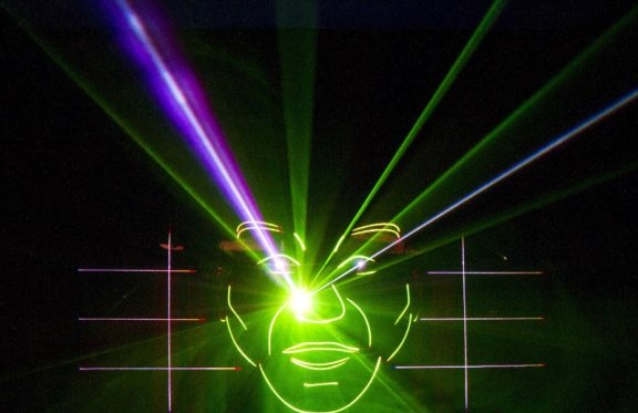 Театрализованное лазерное световое шоу роботов трансформеров